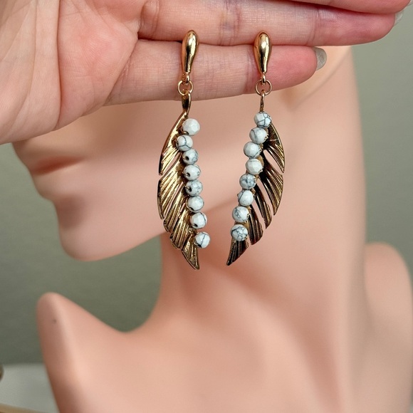 ⚜️ Elegant Gold and Blue Feather Earrings